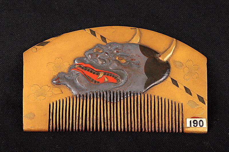 Peigne orné d'un masque de hannya