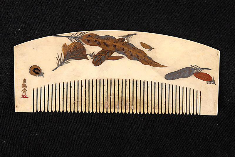 Peigne orné de plumes en vol