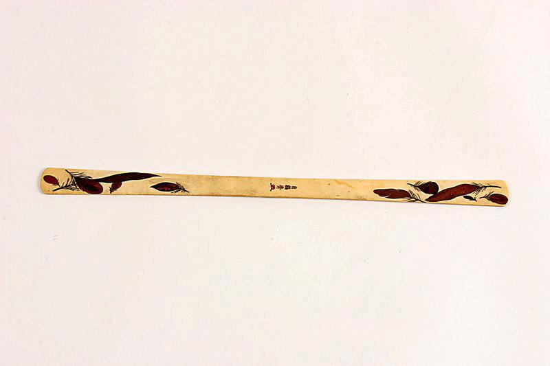 Barrette ornée d'un décor de plumes