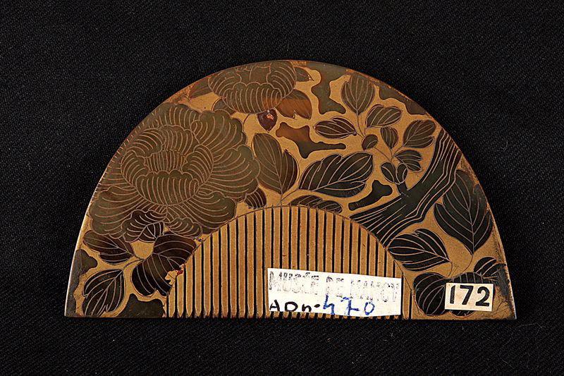 Peigne (kushi) orné de pivoines