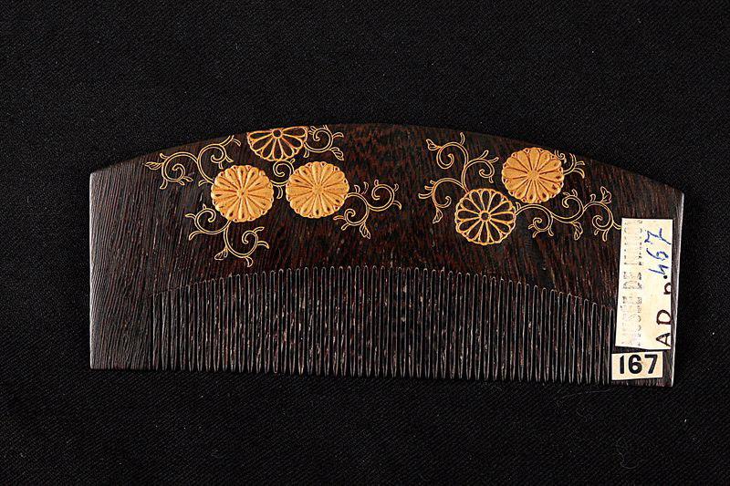 Peigne (kushi) orné de chrysanthèmes
