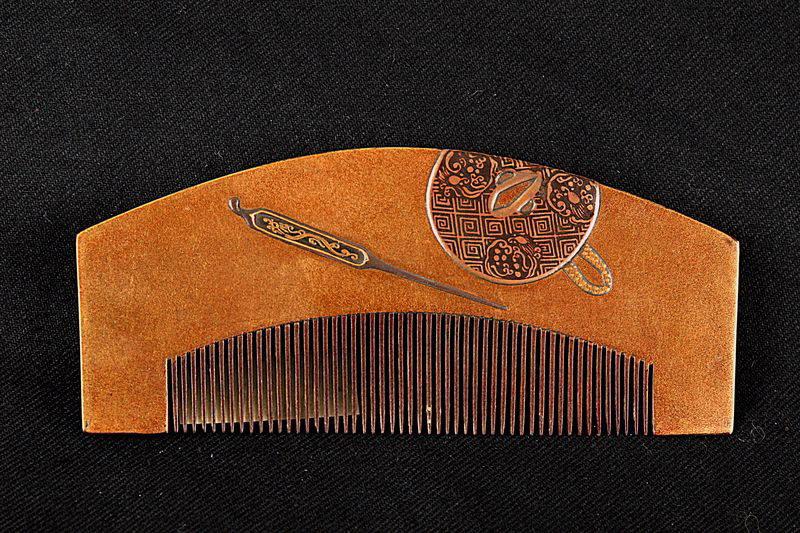 Peigne orné de garde de sabre et tire-lacet