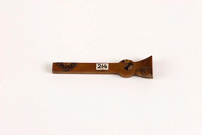 Epingle ornée de garde de sabre et tire-lacet