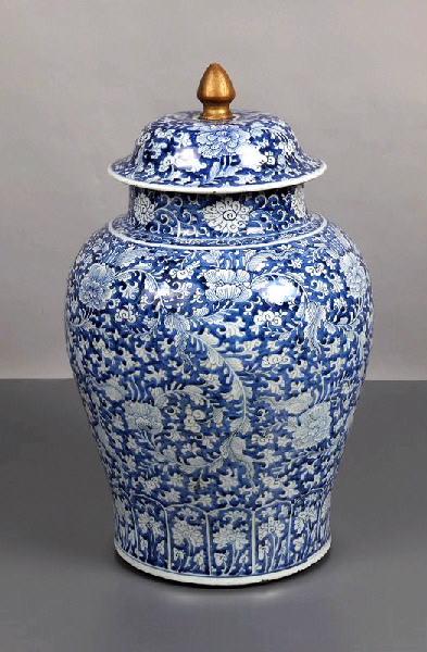 Potiche ornée d'un décor floral bleu sur fond blanc