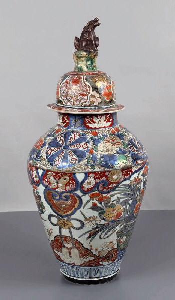 Potiche en porcelaine d'Imari à décor floral polychrome, avec une chimère sur le couvercle
