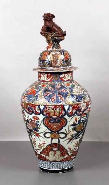 Potiche en porcelaine d'Imari à décor floral polychrome, avec une chimère sur le couvercle