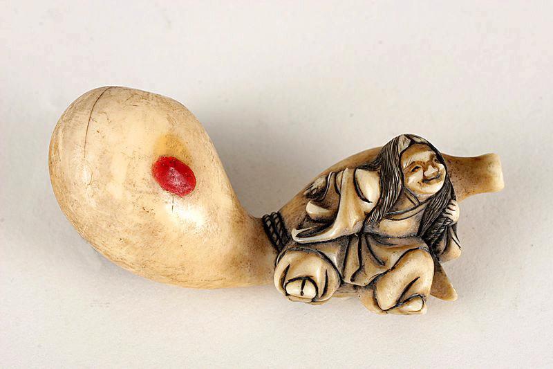 Netsuke en forme d'un enfant, Shôjô, traînant une gourde