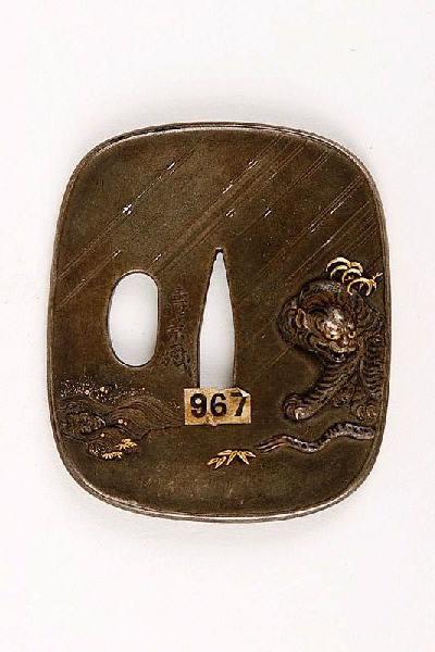 Garde de sabre ornée d'un tigre sous la pluie