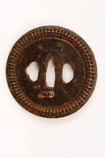 Garde de sabre ornée d'une ronde imitant un cuir cousu