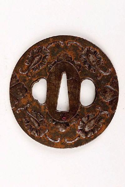 Garde de sabre ornée d'une frise de fleurs