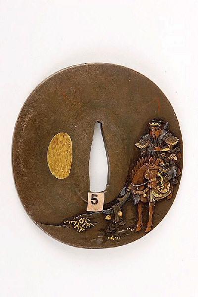 Garde de sabre ornée d'un cavalier sur la route et d'un pin au pied d'une cascade