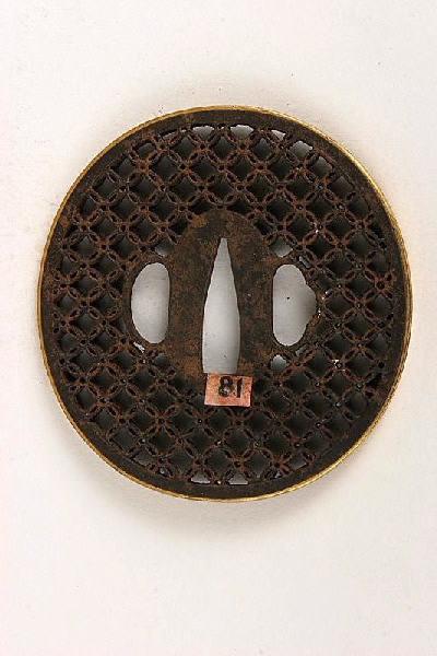 Garde de sabre découpée à jour d'un décor géométrique régulier