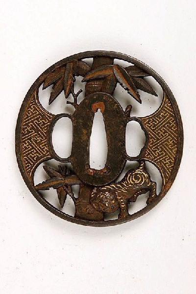 Garde de sabre ornée d'un tigre près d'un bambou