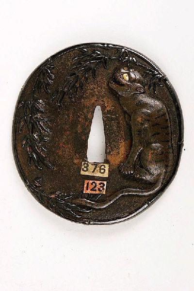 Garde de sabre ornée d'un tigre près d'un bambou