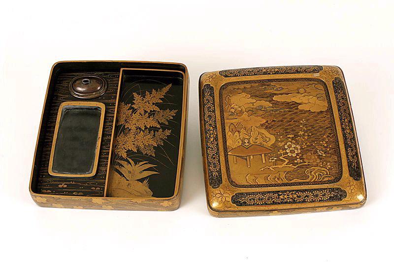 Ecritoire ornée d'un paysage au bord de la mer