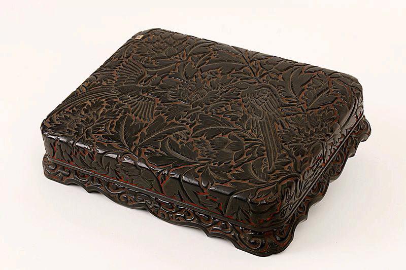 Ecritoire ornée de fleurs, de feuilles et d'oiseaux