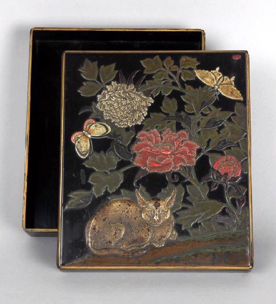 Ecritoire (Suzuri-bako) ornée d'un chat sous une pivoine et de deux papillons
