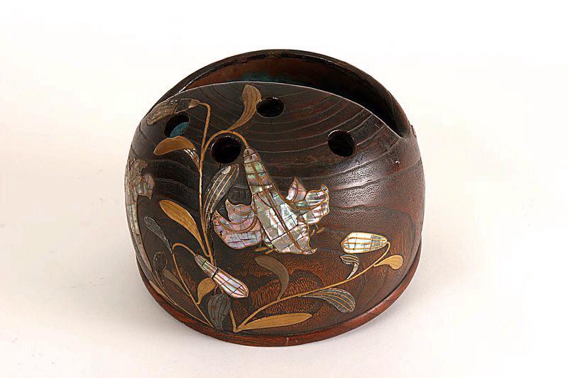 Réchaud (Té-aburi) orné de fleurs de lys