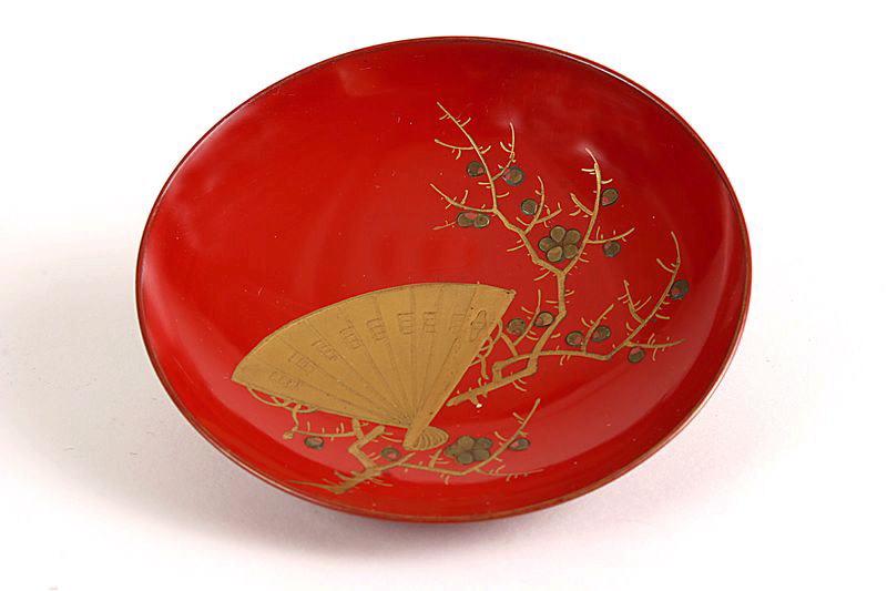 Coupe à saké (saka-zuki) ornée d'un éventail et de branches de prunier