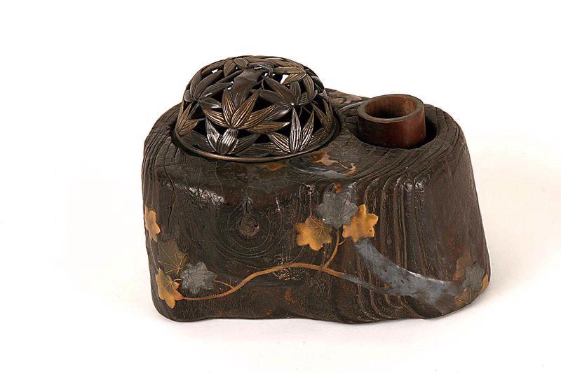 Nécessaire de fumeur (Tabako-bon) en forme de tronc d'arbre orné de feuilles et de branches