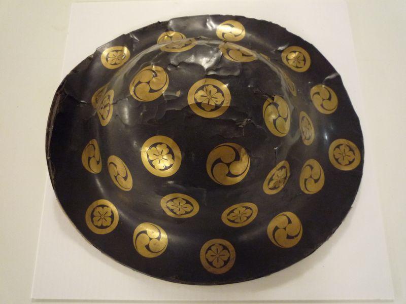 Coiffe (Jingasa) ornée d'armoiries