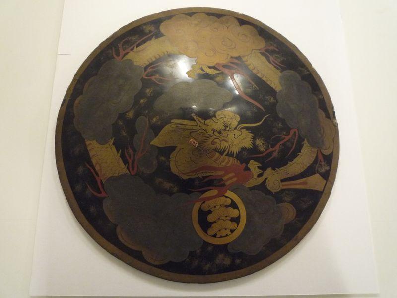 Coiffe (Jingasa), ornée d'armoiries et d'un dragon dans les nuages