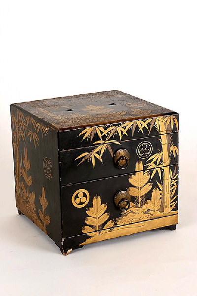 Coiffeuse (Kyô-daï) orné de paysages de pins et bambous avec armoiries