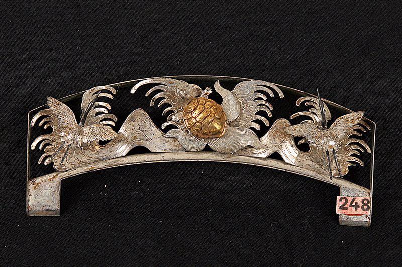 Peigne (Kushi) métallique à décor de cigognes en vol et de tortue