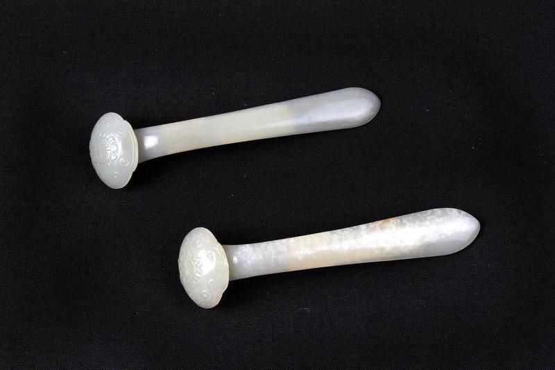 Epingle de chevelure en jade ornée d'une fleur stylisée