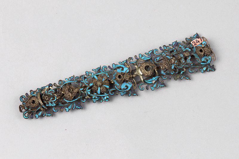 Diadème en argent doré et plumes de martin-pêcheur orné d'une frise de fleurs et de feuilles