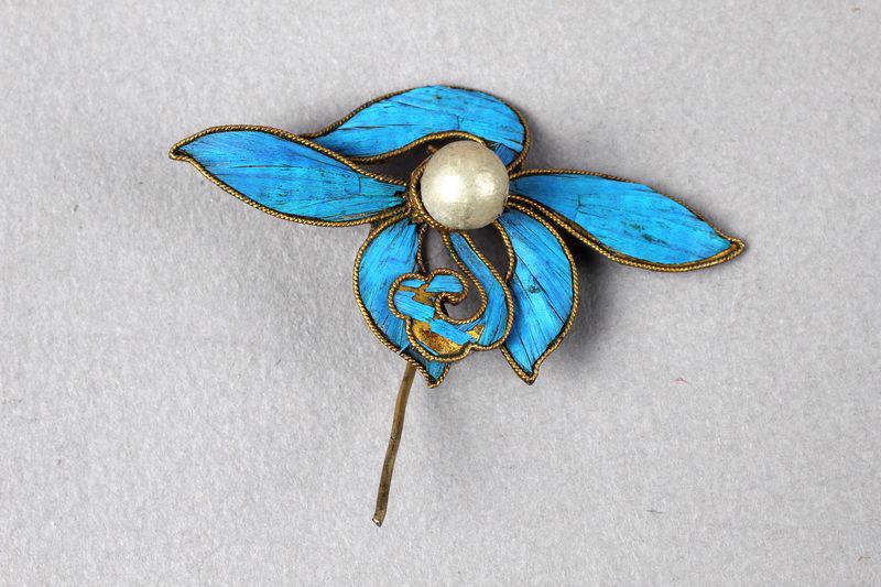 Ornement de chevelure en argent doré et plumes de martin-pêcheur