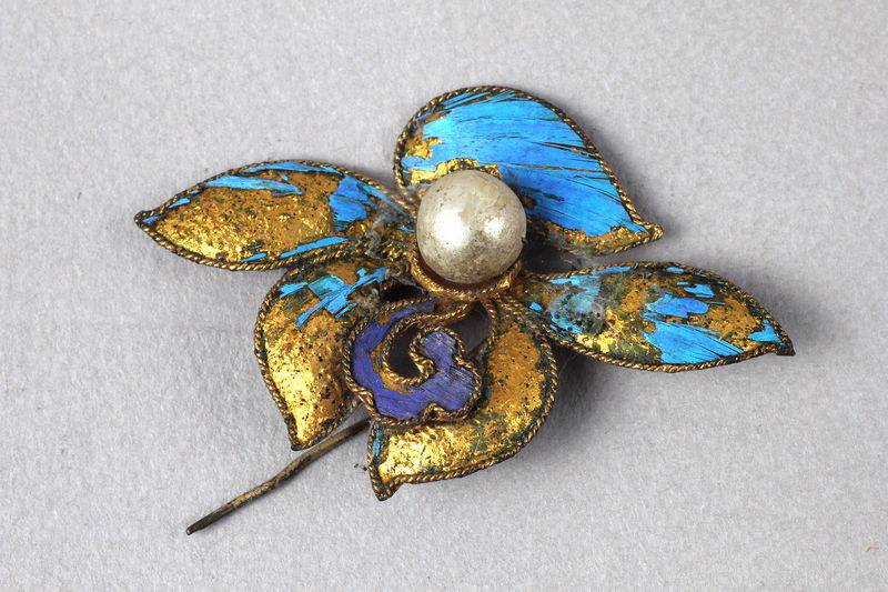 Ornement de chevelure en argent doré et plumes de martin-pêcheur