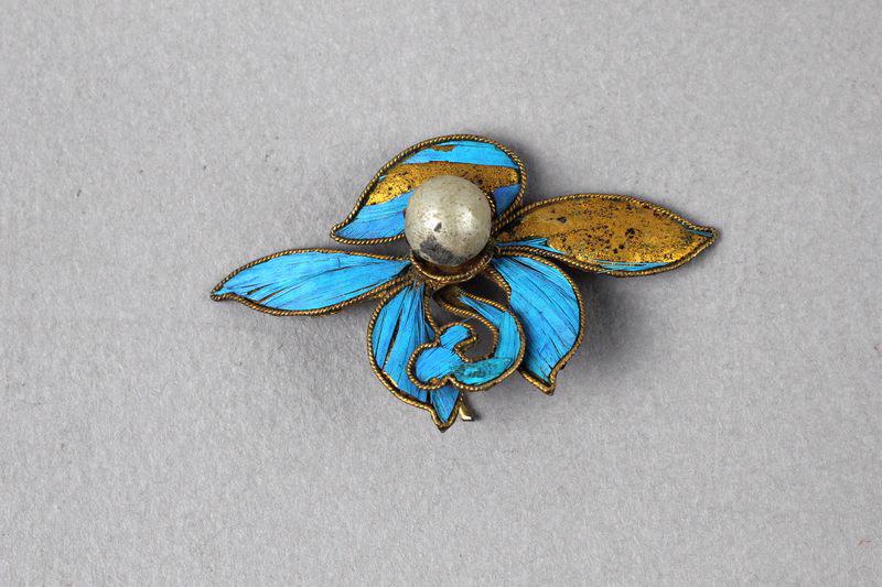 Ornement de chevelure en argent doré et plumes de martin-pêcheur