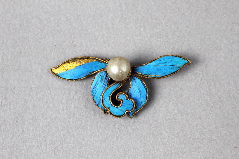 Ornement de chevelure en argent doré et plumes de martin-pêcheur