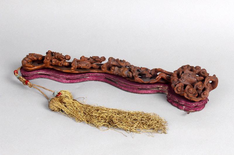 Sceptre de mandarin orné de personnages sculptés