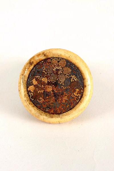 Netsuké orné de fleurs stylisées