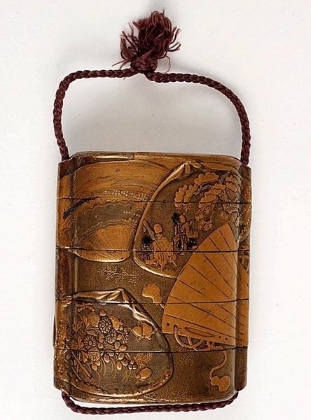 Boîte ornée d'un éventail et de coquillages avec saynètes