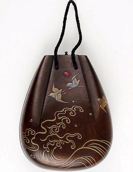 Inro orné d'oiseaux en vol sur les flots