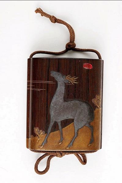 Ecritoire ornée d'un cerf dans un paysage
