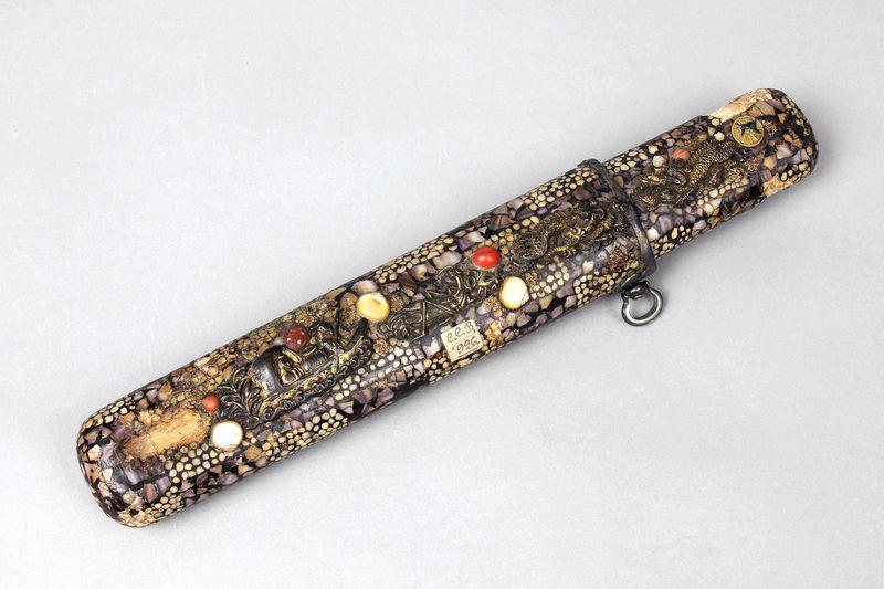 Etui à pipe orné d'insectes, de fleurs de paulownia, de pieuvres, de coquillages et de dragons affrontés