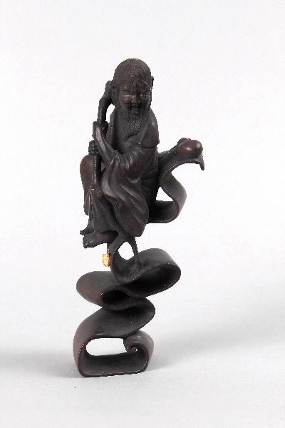 Statuette de Sennin assis sur un parchemin