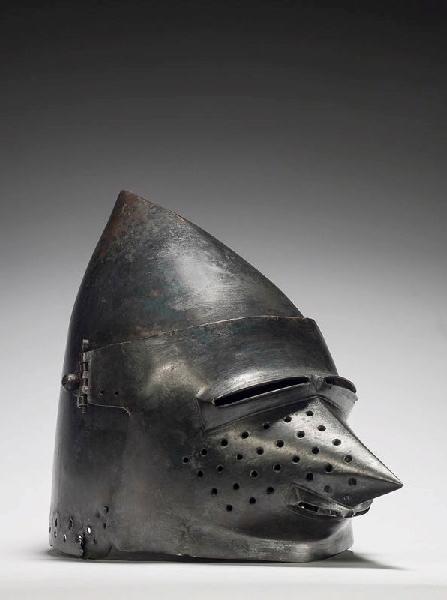 Grand bacinet de la fin du XIVe siècle, en fer noirci, timbre ovoïde ; mezail projeté en avant en forme de bec percé de fentes horizontales pour la vue et de trous pour la respiration (titre de l'inventaire)