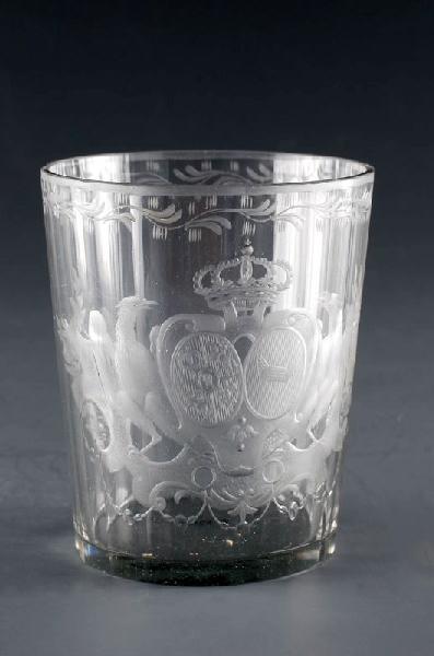 Gobelet aux armes de Stanislas et de Catherine Opalinska (titre d'usage) ; Verre taillé à pans, très finement gravé aux armes du roi Stanislas et de Catherine Opalinska ; couronne, aigles pour supporter le verre (titre de l'inventaire)