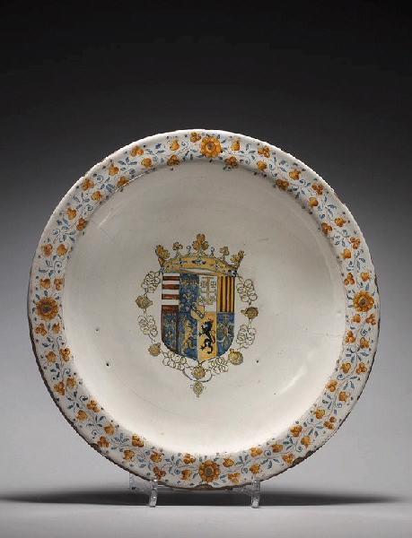 Plat creux, en faïence, orné au centre des armes pleines de Lorraine entourées du collier de l'Ordre de Saint-Michel (titre de l'inventaire)