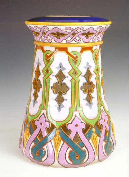 232 (Décor n°) (Figure dans l'Album des Produits céramiques de la Manufacture de Sarreguemines à la planche 62 sous le numéro de modèle 247. - Figure sous le nom de banc de jardin à lanières dans le Tarif des objets de fantaisie)