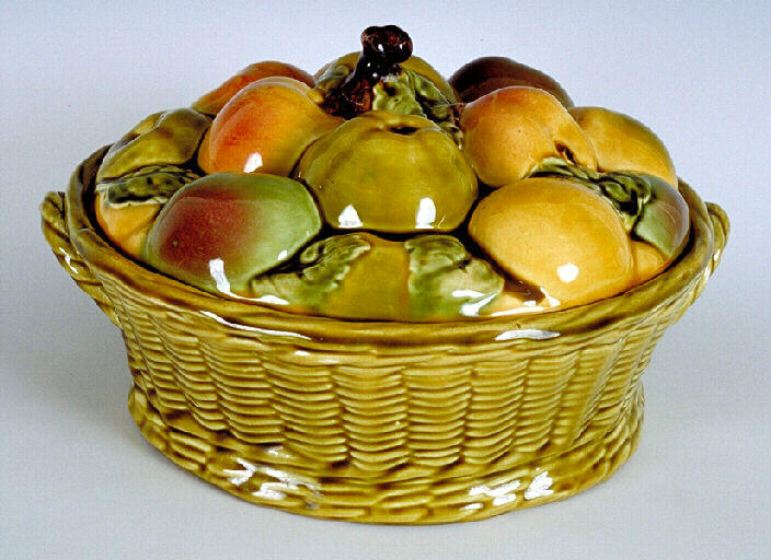 Panier d'osier avec fruits