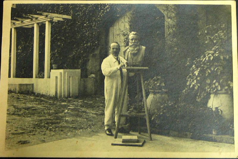 Marc Robert en train de sculpter le buste de Bompunt (Bertrand Bompunt.)