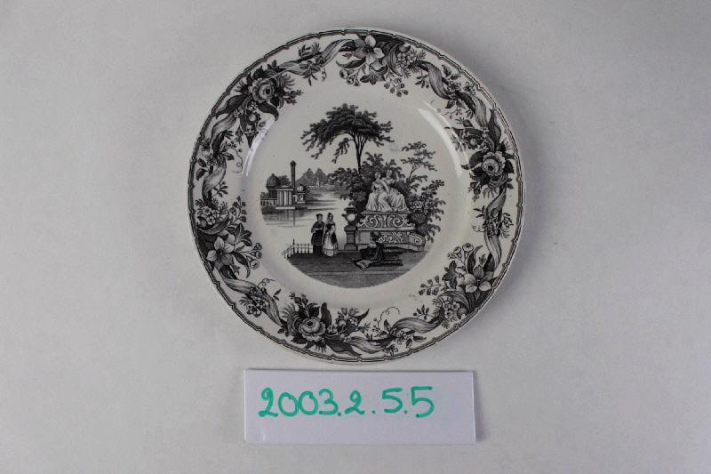 Décors romantiques - Deux dames et un homme devant deux statues féminines