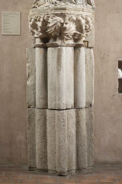 Elément d'un pilier engagé à noyau flanqué de colonnes