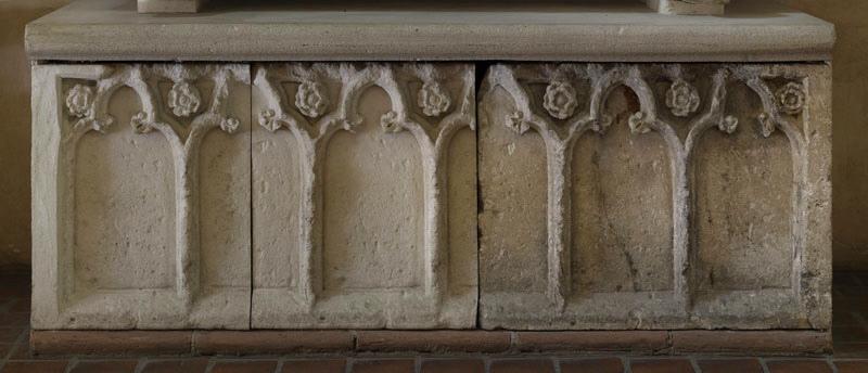 Soubassement du sarcophage (Titre cartel 2007. La partie droite disparue a été restituée par moulage.) ; Partie droite de l'arcature aveugle du soubassement du tombeau dit d'un grand prieur (Ancien titre)